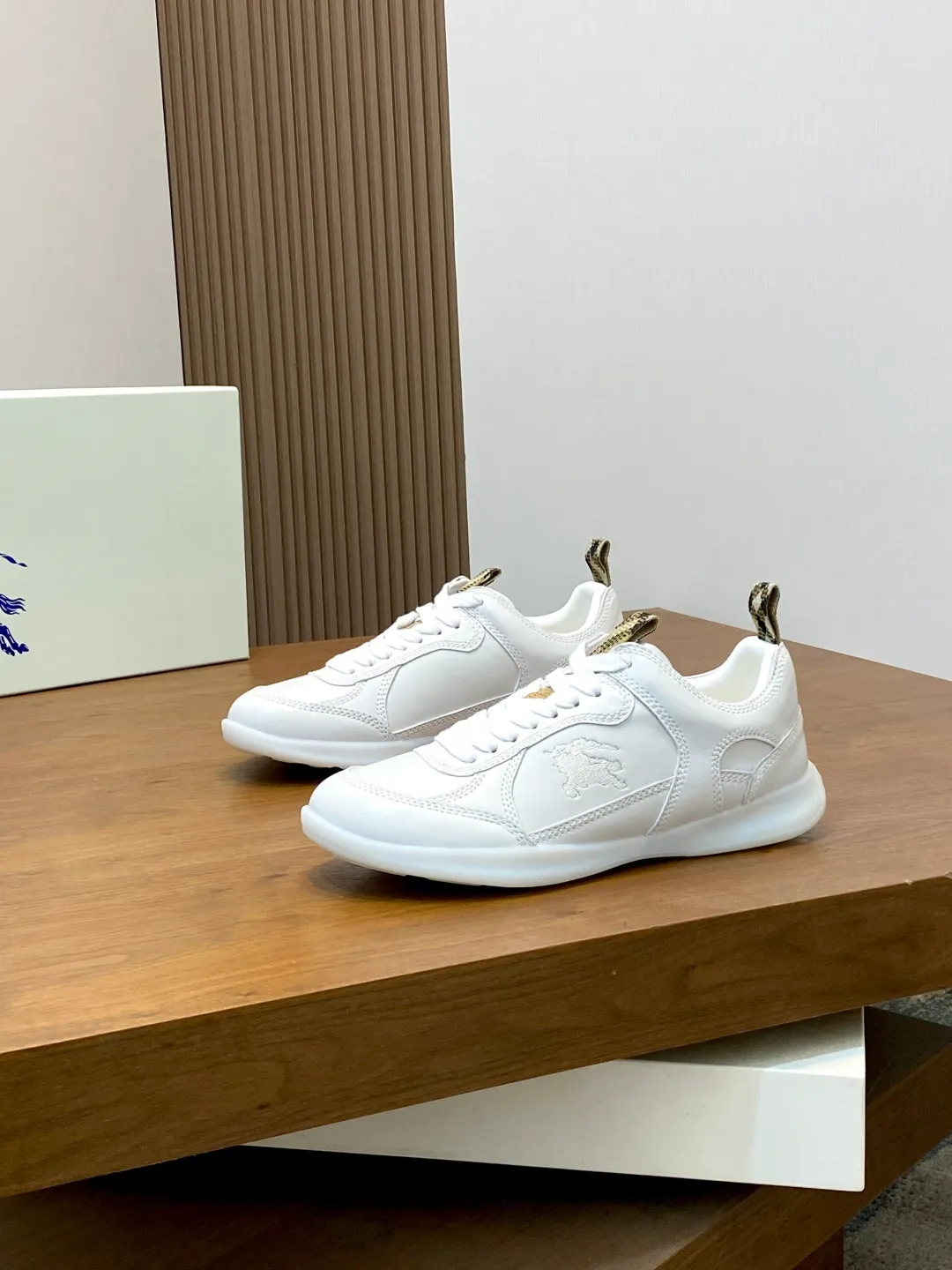 Men's men's shoes 💰660 𝐁𝐔𝐑𝐁𝐄𝐑𝐑𝐘# Burberry's new war horse plaid casual sneakers, new terrace casual sneakers·Burberry (Burberry) classic elements, super comfortable shoes··Knight blue non-slip soles. Finally I saw the latest diagonal checkered sneakers. The colors are really good-looking and can be matched with any way. Sneakers in cotton blend. Crafted in an Italian workshop, it features a worsted Burberry check pattern. Featuring a mesh lining and checkered laces, the rubber sole features the archive Burberry monogram. From Burberry's iconic collection, these wardrobe staples are interpreted with the brand's signature style. The round toe and tongue are embellished with the Equestrian Knight logo (EKD) label, leather insole, and the sole is embellished with the Burberry letter logo size: 38-44 (customized for 45 and 46)